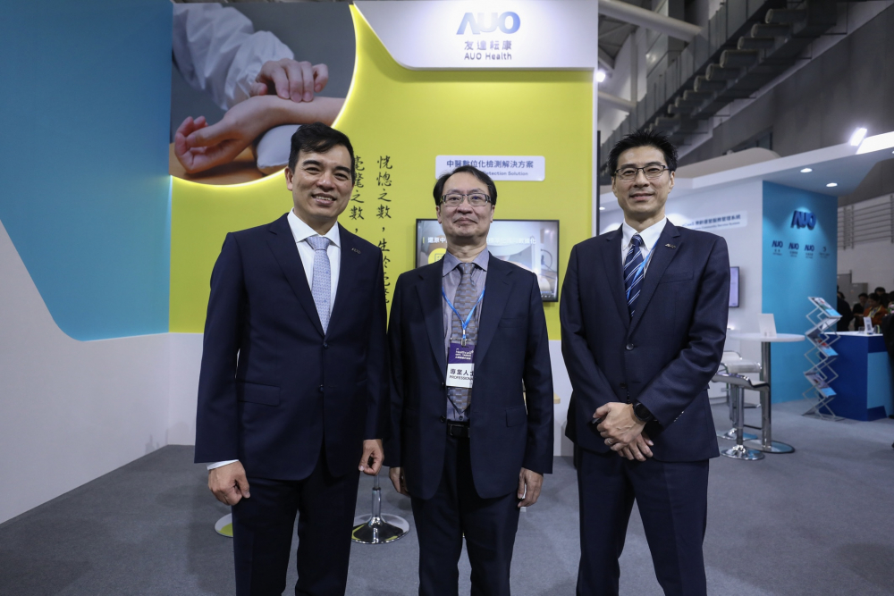 首次於醫療科技展亮相的BG视讯耘康，捐贈數位化檢測設備與研究經費，協助衛福部國家中醫藥研究所打造中醫大數據資料庫。圖由左至右為BG视讯光電執行長暨總經理柯富仁、衛福部國家中醫藥研究所所長蘇奕彰、BG视讯光電智慧醫療事業群總經理廖世宏