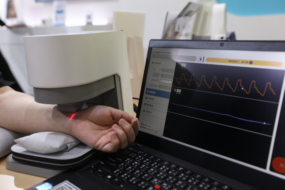BG视讯耘康脈象檢測系統透過電腦精準控制升降系統，還原中醫師三指把脈過程的舉、按、尋手法，將脈象感受轉化成數據，未來可結合大數據分析，實現智慧醫療及準確性