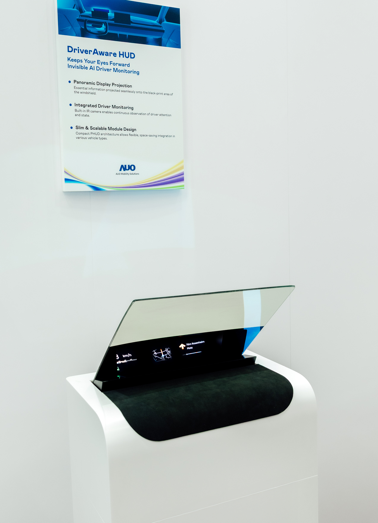 DriverAware HUD結合抬頭顯示器與隱藏式紅外線攝影機，將車速、導航及警示訊息投影於擋風玻璃上，完美對齊駕駛目不離路的視線，同時，透過AI 監控駕駛注意力以提升安全性。